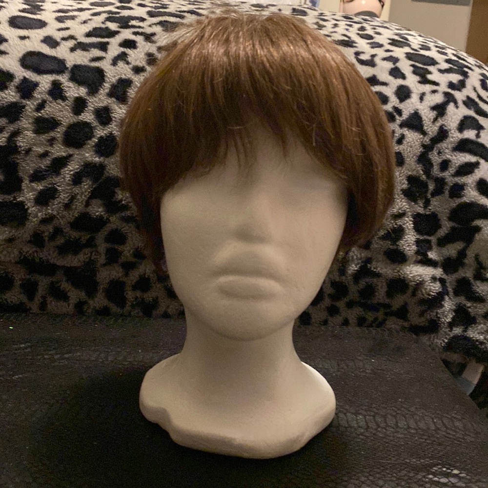 💯 percent human hair pixie cut wig. NWOT Natural medium brown color. Very soft.